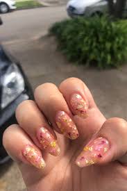 Floral nail art isn't only for spring. Feminine Gold Foil Dried Pressed Flowers Redditlaqueristas