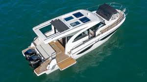 With a length overall of 11 metres, the flagship of the antares line is the perfect illustration of a family cruiser. Review Of The Beneteau Antares 11 Outboard Coupe Power Motoryacht