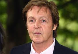 Jesus Luz sensualiza na beira da piscina