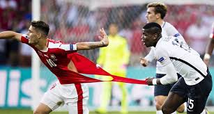 Podobnie jak w meczu z anglikami, z francuzami szwajcarzy stracili na estadio cidade combra w coimbrze trzy gole. Mecz Kuriozum Na Euro 2016 Porwane Koszulki Peknieta Pilka Wideo Zdjecia Super Express