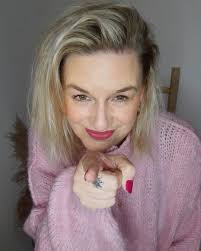 Tu es mit Angst Tu es müde Tu es alleine Tu es zweifelnd Wir denken immer,  das wir ewig Zeit hätten, unseren Träumen nachzugehen .... Lass es  chaotisch sein, scheitere und steh