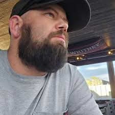 Does anyone else like Lee Yau? Or has someone dated him or married him? I  like him but idk 😫