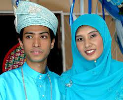 Beliau berkahwin dengan raja ahmad shahrir iskandar raja salim dan dikurniakan seorang anak perempuan bernama nur safiyah. Is Nurul Izzah Divorcing The Star