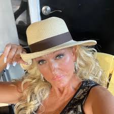 After a midnight patrol shift, Officer Kian Kilbride surprised his  girlfriend of six months with lilies and cookies