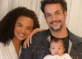 Lucy Ramos se declara ao marido após se tornar mãe: 'Três corações batendo  juntos'