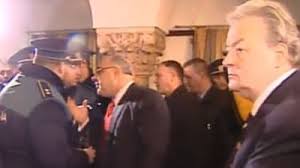 Mai multe articole mai jos. Corneliu Vadim Tudor Face Circ La Evacuarea Din Sediul Prm Video