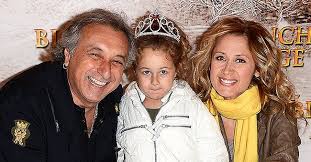 Ce vendredi 6 novembre, lara fabian sort son nouvel album, ma vie dans la tienne où elle rend hommage à ses proches, qui l'ont beaucoup aidés en mai 2013, lara fabian a été victime d'un accident auditif en studio après avoir été soumise à un son extrêmement violent suite à une erreur. Lara Fabian 50 Ans Decouvrez Sa Fille Lou Une Enfant Avec Un Grand Et Fort Caractere