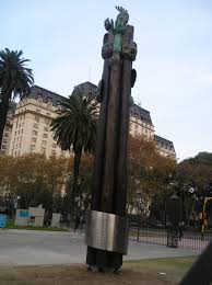 En 2009, una investigación del archivo nacional de la memoria (anm) determinó que el bombardeo a plaza de mayo y otros puntos del poder peronista, como la sede de la confederación general del trabajo (cgt), dejó 308 muertos. Fichier Monumento A Las Victimas De Los Bombardeos De Plaza De Mayo De 1955 Jpg Wikipedia