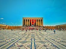 Ajo është e vendosur në ankara dhe është projektuar nga arkitektët profesor emin onat dhe asistent profesor ahmet orhan. Anitkabir Wikipedia