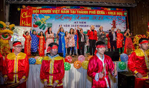 Hier ein bericht von mir über eine feier, bei der boat people aus vietnam (und ihre kinder) deutschland für die aufnahme dankten. Vietnamesischer Verein Feiert Tetfest Und 15 Jahriges Vereinsjubilaum