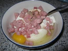 In una ciotola ammorbidite la ricotta mescolando con un cucchiaio, unite 2 cucchiai di parmigiano, prosciutto cotto e scamorza tagliati a cubetti (tenete un po' da parte per la decorazione finale) 1 ciao enrica,volendo usare pasta sfoglia pronta,come mi regolo con temperatura e tempo di cottura? Rustici Di Ricotta E Prosciutto Le Meraviglie Di Cicetta
