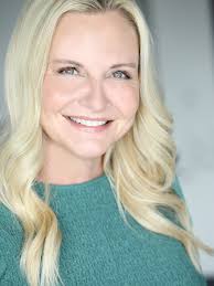 Learn the fundamentals of long form from edits to tag-outs to walk-ons to  monologues to games. Then, put these skills to work in the Long Form  formats. ⠀ ⠀ Mondays at 8:30p.