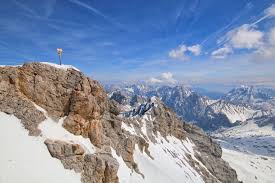 Wir zeigen dir die schönsten wanderwege & touren auf deutschlands höchsten. Uber Den Wolken Mein Guide Fur Die Zugspitze Dunkelbunt