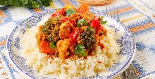 Sciogliete il curry e la paprika in una tazza di brodo e versare il tutto nella pentola. Cous Cous Con Pollo E Verdure Unadonna