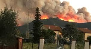 #aperitivo #vicopisano #pise #italy (à voglia matta, pontedera). Inferno Nel Pisano Brucia Il Monte Serra Sindaco Di Calci Lasciate Le Case Sfollati E Scuole Chiuse Video