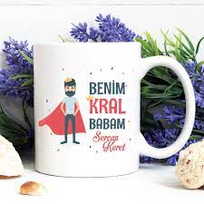 Babalar günü'nün klasik hediyeleri arasında ise giyim ürünleri bulunur. Babalar Gunu Hediyesi Kupa Hediye Limani