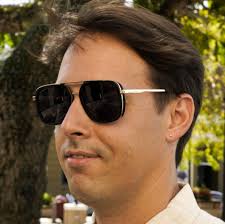 Variedad de estilos para caballero 😎🤓 encuentra el ideal para ti. Te  esperamos hoy miércoles hasta las 5PM✓ 👓 Examen de la vista disponible con  la Dra. Yvette Mercado 📞 ¡Llama y