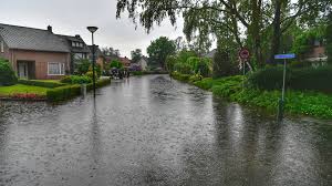 De zomerhitte werd aan het einde van de middag onderbroken door noodweer, onder meer in dinsdag 16 juli: Veel Overlast In Midden En Zuiden Door Hoosbuien Nos