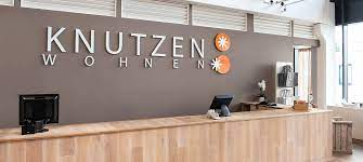 Auf insgesamt 7.400 m² verkaufsfläche, die in kiel auf 3 häuser verteilt ist, präsentieren wir ihnen hier das gesamte knutzen wohnen angebot. Einrichtungshaus Kiel Asmusstrasse Knutzen Wohnen