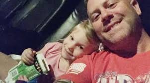 Petugas Damkar Bantu Proses Kelahiran dan Mengadopsi Bayinya