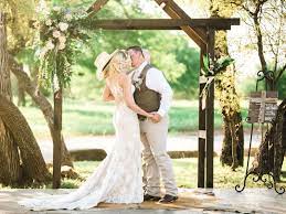 Sparrowcreekranch Posted To Instagram You May Kiss The Bride Pc Alleejphoto Local Vendors Makeup Beautybyk Wedding Venues Texas Texas Bride Rustic Bride