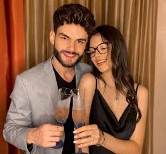 She also has a record for performing live for straight two hours in front of a huge audience. Cleopatra Stratan Si Edward Sanda Declaratii De Dragoste Cum Rar Vezi Pe Internet Te Iubesc De Ma Tochesc