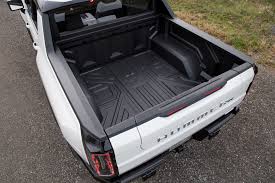 The truck has removable roof panels that can be stored in the truck's front trunk. Gmc Hummer Ev 2022 Trak Pikap Elektrik 1 000 Hp 15 592 Nm Careta