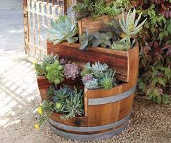 Weinfass Stehtisch Und Viele Andere Diy Mobel Aus Holzfass Gebastelt Weinfass Garten Bluhende Pflanzen Weinfass