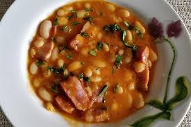 Mod de preparare si lista de ingrediente pentru o mancare de fasole delicioasa, de post, facuta la o mâncare de fasole la cuptor, bună, bună. Iahnie De Fasole Cu Costita Afumata Lili Gateste