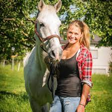 Corinne sutter is a multifaceted swiss artist. Corinne Suter Wenn Du Das Vertrauen Eines Pferdes Facebook