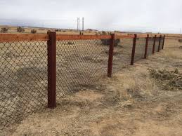 5ft Black Chain Link Fence Gate 4 California Chain Link Fence Using 4x4 Cedar Posts And 2x4 Cedar Top Rail Stained With Cabot Mahogany Stain And 4 Bla Wood Fence Post Wood Fence Cedar Posts