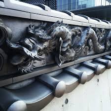 棟部分の水板に龍がいるぅ 立体的に作る鬼師さんの技術ってスゴイなぁ めっちゃカッコイイ 瓦らぶ 水板 鬼瓦 霊獣 彫刻 イラスト