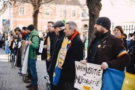 În 417 zile de vă vedem din sibiu, cei din psd nu au ieșit nici măcar o dată din sediul de partid să ne întrebe ce căutăm acolo, ce ne nemulțumește, dacă ar putea ei să facă ceva pentru a putea diminua nemulțumirea noastră? Un Nou Flashmob De SenzaÅ£ie In FaÅ£a Sediului Psd Din Sibiu VÄƒ Vedem Si Nu VÄƒ VÄƒd Bine Foto Video B1 Ro