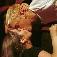 How @eminem kissing his girls fans 😘 💯🔥 Follow @shady.em for more  #concert #kiss #rap #stan #slimshady #eminem #fans #fan  #marshallmathersfanpage #2pac #ye #jayz