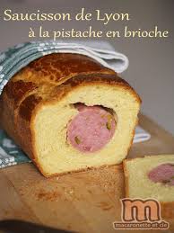 Saucisson De Lyon A La Pistache En Brioche Macaronette Et Cie Recettes De Cuisine Saucisson Lyonnais Gateau Savoureux