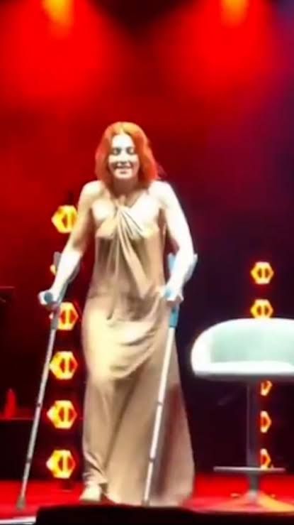 Noemi torna sul palco con le stampelle dopo l'incidente. Video - La Stampa