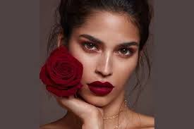 Selain melembabkan, penggunaannya juga terasa lembut di bibir serta tidak menggumpal walaupun. 7 Penyebab Bibir Hitam Yang Wajib Dihindari Dan Waspadai