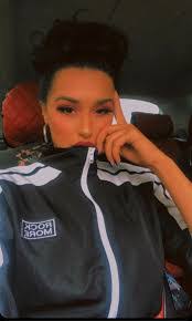 Sara Stacey's Instagram, Twitter & Facebook