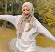 Sakit hatiku memikirkan kamu sakit mataku melihat wajahmu. Nanasheme Hantu Atau Buaya Lirik