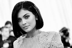 KYLIE JENNER NEKTER BRYSTJOBB ETTER SNAPCHAT-BILDE