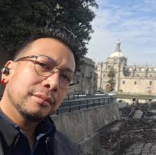 Fortalecer los erectores espinales y la cadena posterior mejora el control  postural y contrarresta el colapso torácico típico de la hipercifosis. Esto  favorece una alineación más eficiente del raquis y reduce la