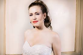 Operaklassiekers, humor, verhalen, interactie en voorstellingen op de altijd vrolijke en talentvolle sopraan francis van broekhuizen combineert in haar voorstelling 'dolle diva' opera met humor en bijzondere verhalen. Sopraan Isabella Scholte Blue Luna