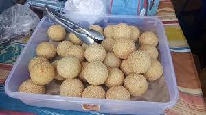 Daripada sedih gak bisa makan kue cucur, cobalah membuatnya sendiri di rumah dengan kreasi gula merah dengan resep berikut ini, nih! Cara Memasak Aneka Masakan Dan Kue Madura Di Pasar Takjil Ramadhan 2019 Inforesep Com
