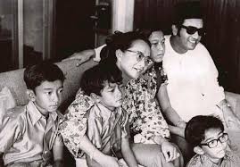 Siti hasmah, i̇kinci dünya savaşı'ndan sonra singapur'daki king edward vii tıp koleji'nde (şimdiki yong loo lin tıp fakültesi ) tıp kursuna. Happy Birthday Tun Siti Pressreader