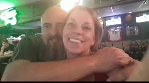 Mujer apuñalada brutalmente dice que la policía no hizo cumplir orden de  protección