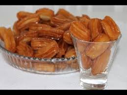 Turkisch Tulumba Rezept Spritzgeback In Zuckersirup Youtube Zuckersirup Lebensmittel Essen Turkische Desserts