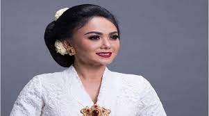 Kebaya merupakan jenis busana yang dipakai oleh kalangan wanita jawa, khususnya di lingkungan budaya yogyakarta dan surakarta, jawa tengah. Peringati Hari Kartini 8 Artis Indonesia Ini Cantik Pakai Kebaya