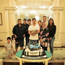 Tunku khalsom aminah sofiah, diputerakan pada 25 jun 2016, diikuti tunku iskandar abdul jalil abu bakar ibrahim yang juga pewaris takhta johor pada 14 oktober 2017 dan tunku abu bakar ibrahim pada. Brotherhood Johor Instagram