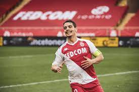 Aleksandr golovin (monaco) remate con la derecha desde el centro del área por bajo, junto al palo izquierdo. Gsqngnjq2tme0m