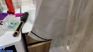 बाथरूम में कुतिया का आदमी उसे जमकर चोदता है। शॉवर में तीव्र चुदाई.